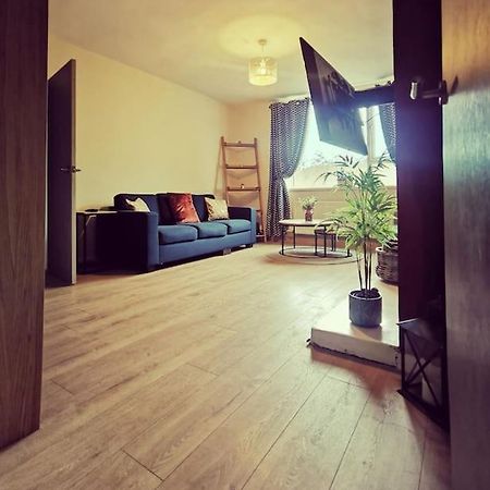 Entire 1 Bed Spacious Apartment, Private Balcony & Study Room Near City Whitehouse  Exteriér fotografie